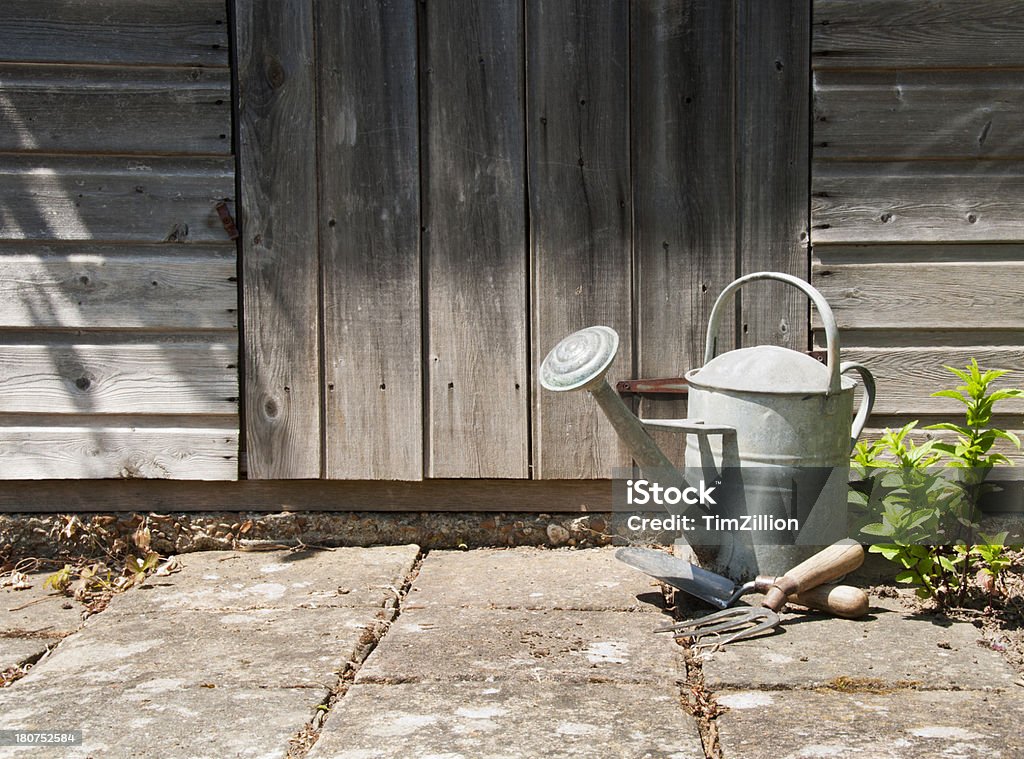 Annaffiatoio giardino e liberarsi - Foto stock royalty-free di Ambientazione esterna