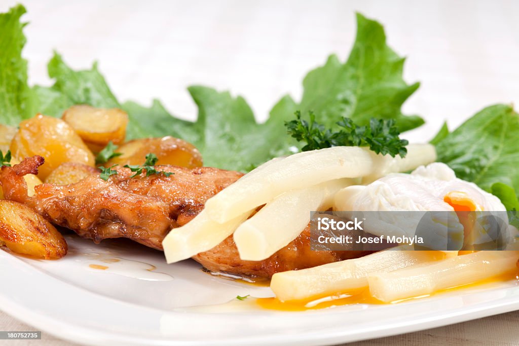 Blanc de poulet avec les asperges et œufs pochés - Photo de Aliment libre de droits