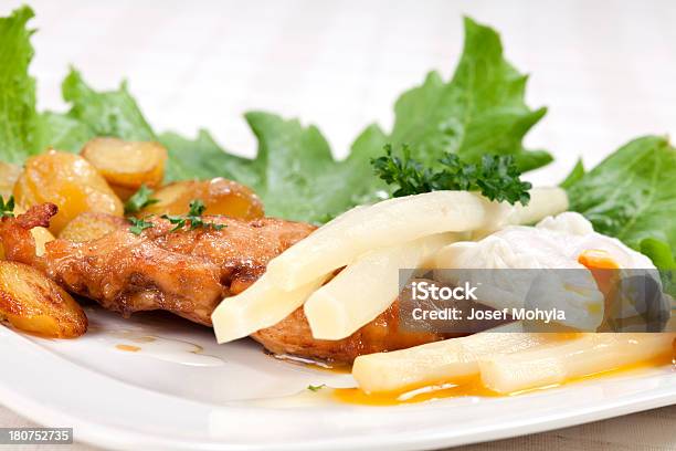 Photo libre de droit de Blanc De Poulet Avec Les Asperges Et Œufs Pochés banque d'images et plus d'images libres de droit de Aliment - Aliment, Aliment poché, Aliments et boissons