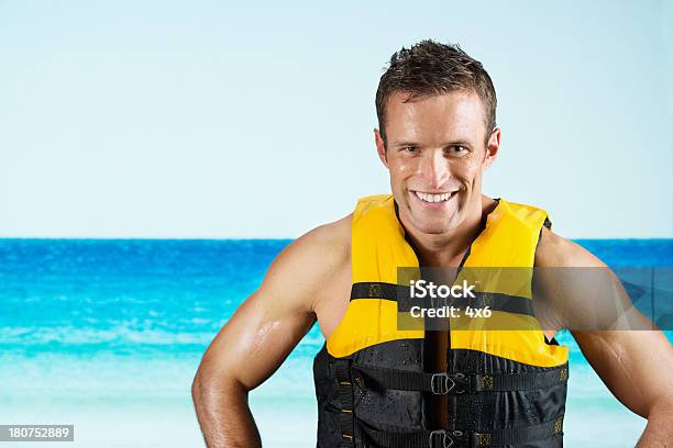 Homem Feliz Em Colete Salvavidas - Fotografias de stock e mais imagens de 20-29 Anos - 20-29 Anos, Adulto, Amarelo