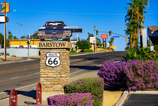 The Main Street in Barstow, which is part of the old Route 66, has several pedestals with vintage cars on top. This one represent the state of Kansas.
