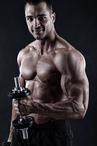 若い bodybuilder エクササイズ - chest sweat male pectoral muscle ストックフォトと画像