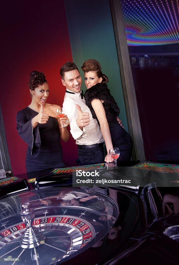 Grupo de personas disfrutando en el casino - Foto de stock de Adulto libre de derechos