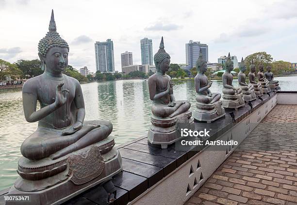 Estatuto De Buda Foto de stock y más banco de imágenes de Acera - Acera, Agua, Aire libre