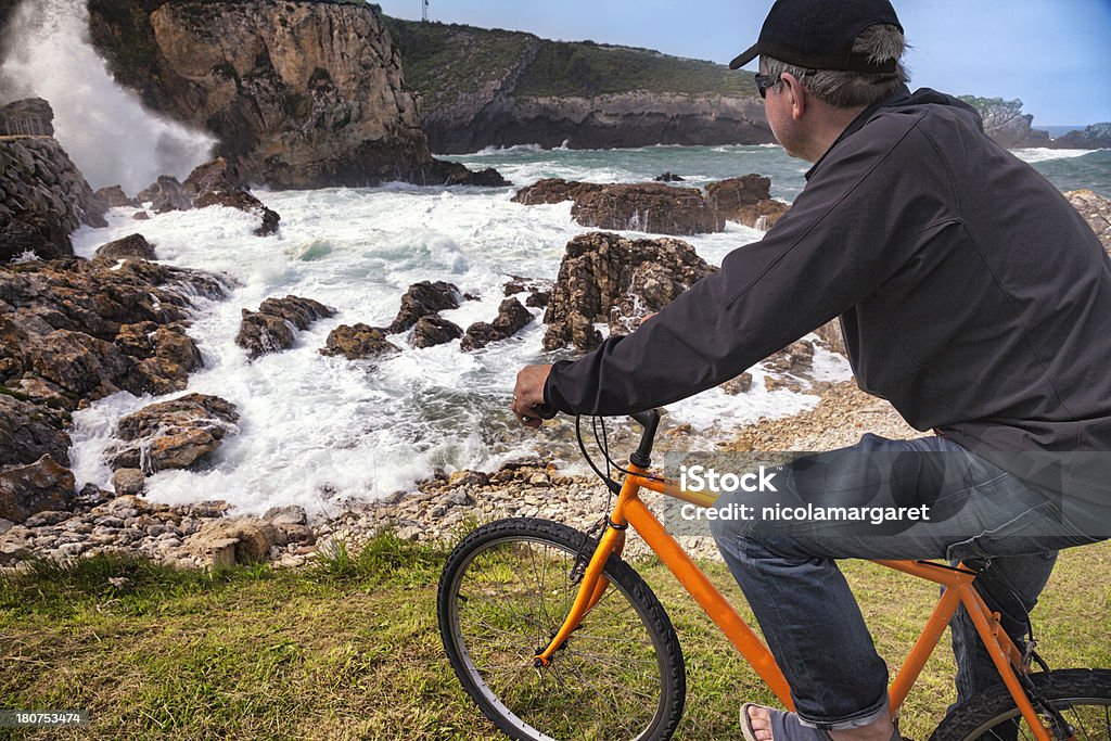 Ciclismo ao longo da costa - Royalty-free Admirar a Vista Foto de stock