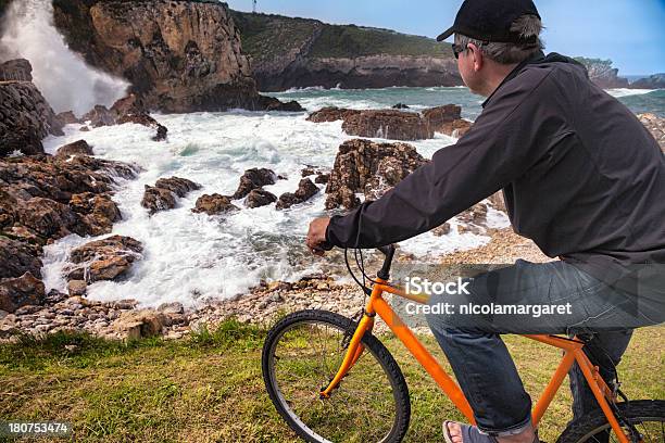 Ciclismo Ao Longo Da Costa - Fotografias de stock e mais imagens de Admirar a Vista - Admirar a Vista, Adulto, Adulto maduro