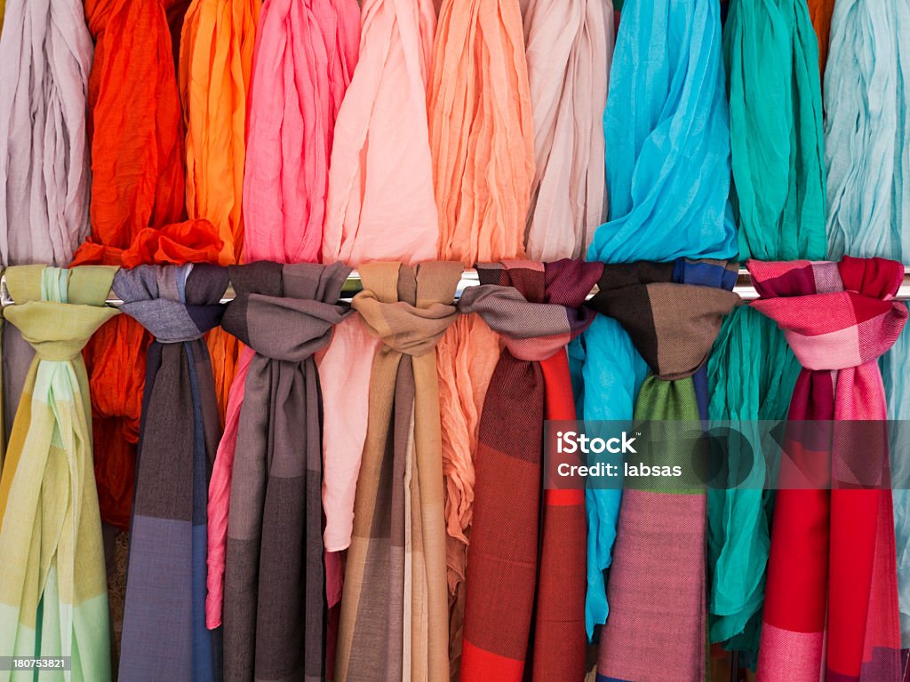 Écharpes de couleurs vives - Photo de Accessoire libre de droits