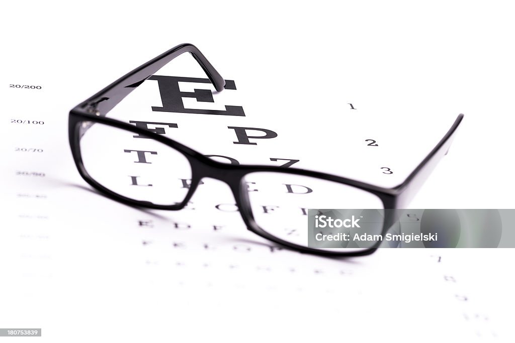 Gafas con tabla optométrica - Foto de stock de A la moda libre de derechos
