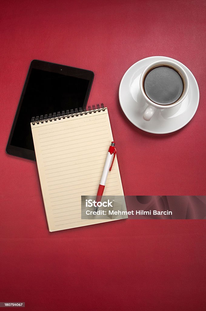 Vierge Carnet de notes avec mini tablette, stylo et café - Photo de Stylo libre de droits