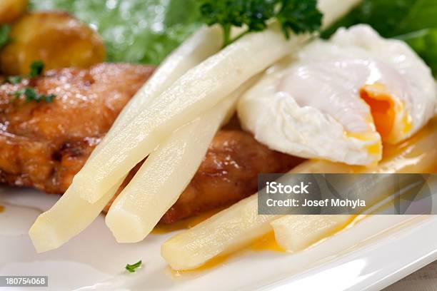 Hühnerbrust Mit Spargel Mit Pochiertem Ei Stockfoto und mehr Bilder von Bildschärfe - Bildschärfe, Ei, Fleisch