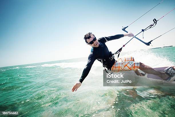 Kitesurfen Stockfoto und mehr Bilder von Kitesurfen - Kitesurfen, Sonnenbrille, Hochspringen