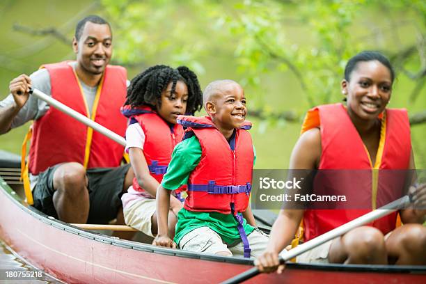 Gita In Canoa Di Famiglia - Fotografie stock e altre immagini di Afro-americano - Afro-americano, Famiglia, Lago