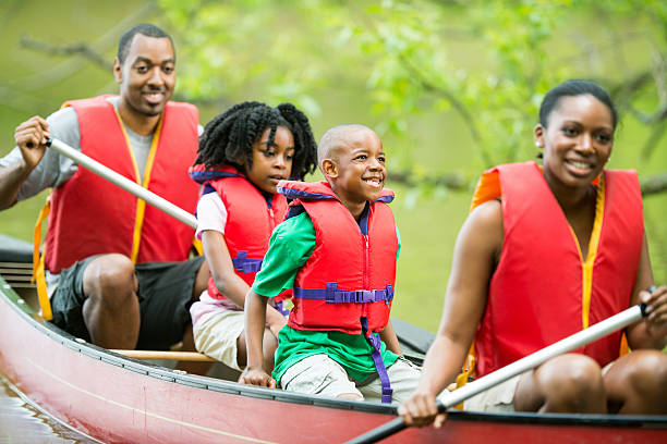 istock Family Canoe Trip 180755218