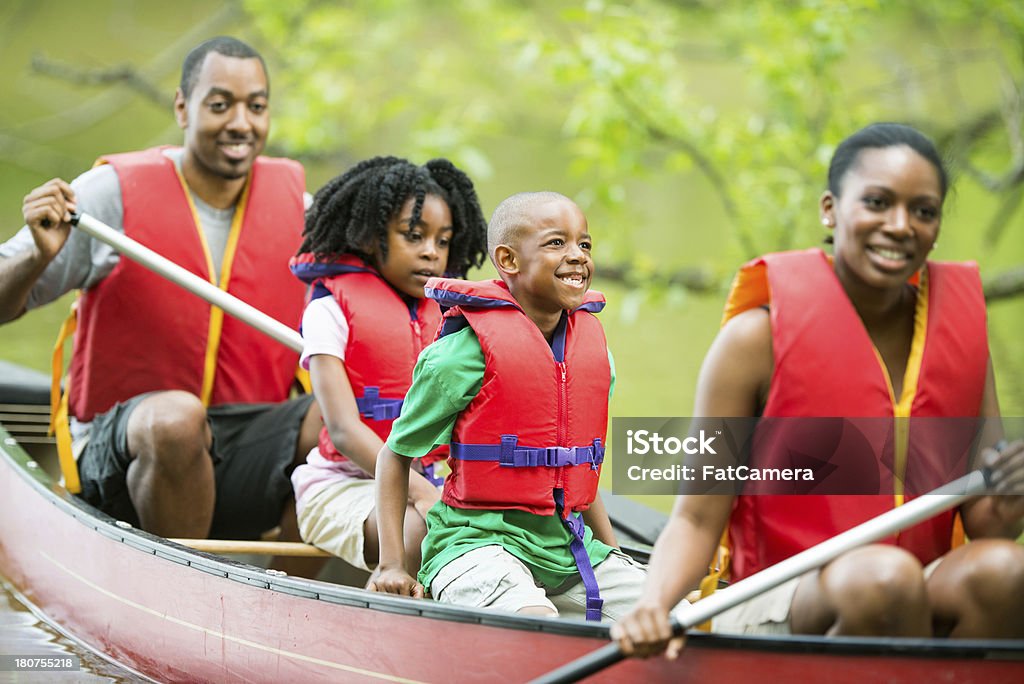 Семья каноэ Trip - Стоковые фото Афроамериканская этническая группа роялти-фри
