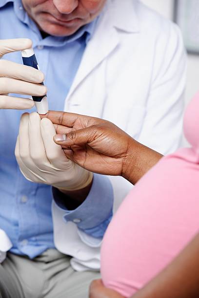 afroamericana mujer embarazada con control de la glucosa en sangre - diabetes human pregnancy women blood sugar test fotografías e imágenes de stock