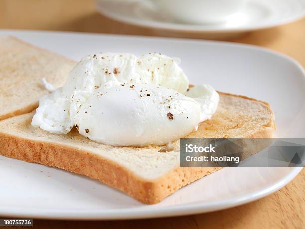 Escalfado Huevo Foto de stock y más banco de imágenes de Alimento - Alimento, Clara de huevo, Comida sana