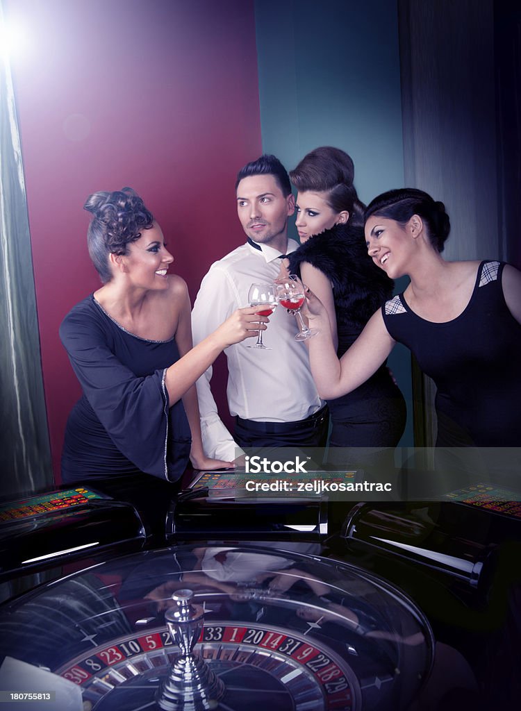 Grupo de personas disfrutando en el casino - Foto de stock de Adulto libre de derechos