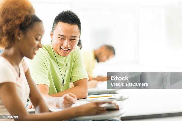 University Studenten Stockfoto und mehr Bilder von Afrikanischer Abstammung - Afrikanischer Abstammung, Afro-amerikanischer Herkunft, Asiatischer und Indischer Abstammung