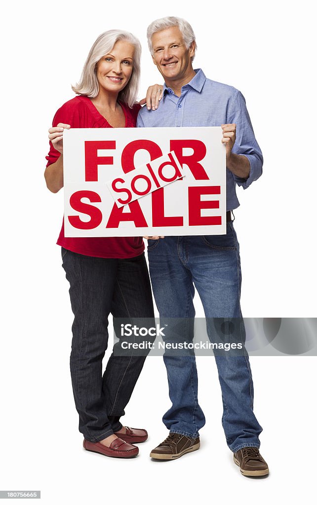 Пожилая пара, держа для продажи Знак-изолированные - Стоковые фото Продавать роялти-фри