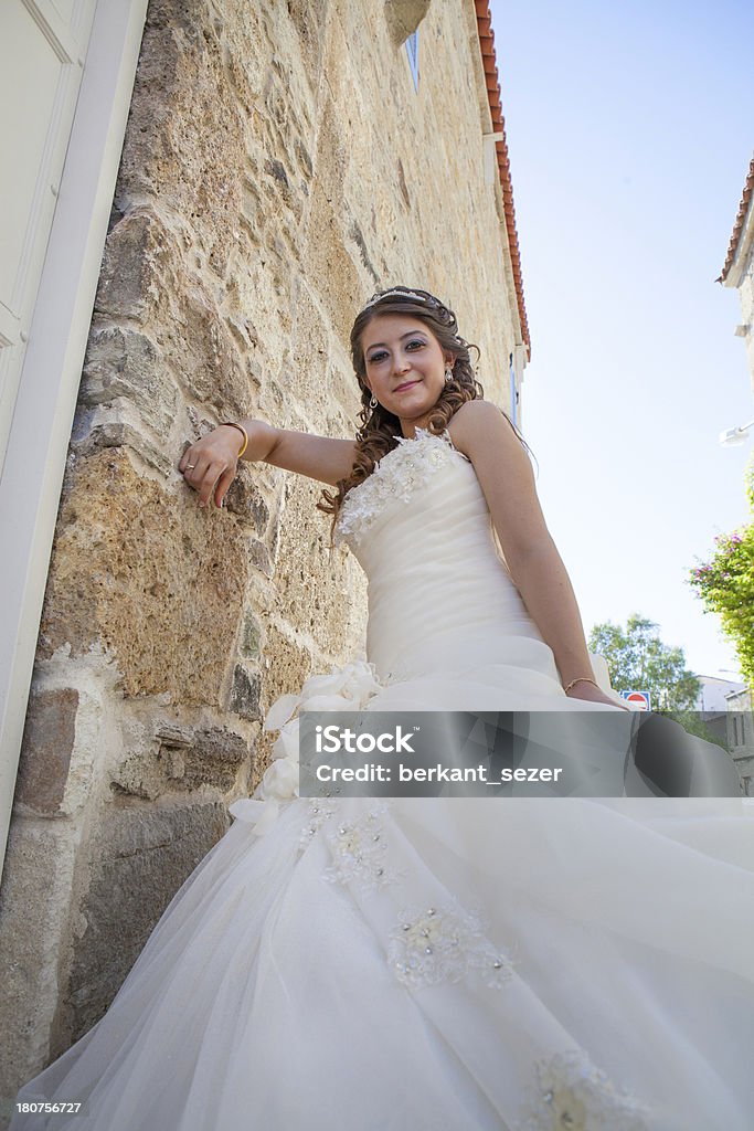 Retrato de joven novia vestido de novia de uso - Foto de stock de A la moda libre de derechos