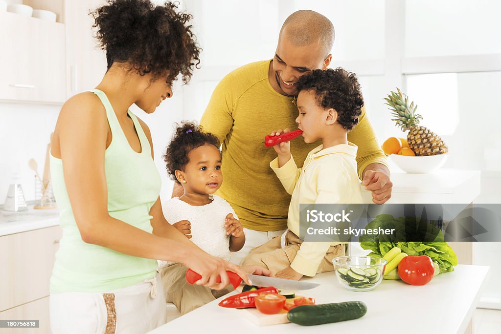 Afrikanische amerikanische Familie, die Spaß in der Küche. - Lizenzfrei Afrikanischer Abstammung Stock-Foto