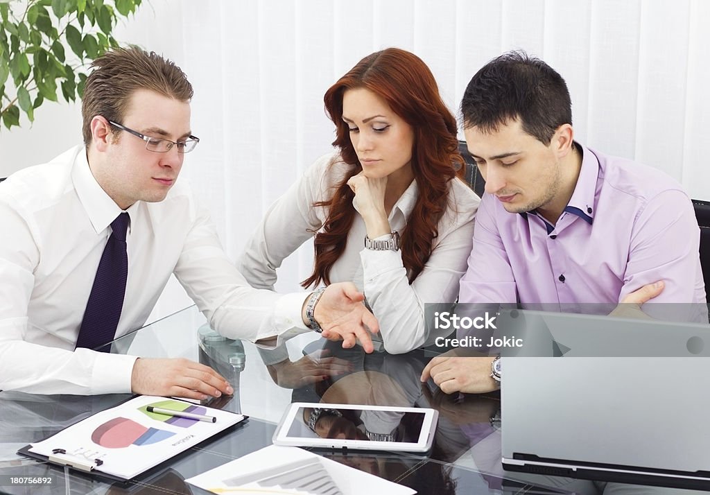Collègues de travail travaillant sur un ordinateur portable. - Photo de Adulte libre de droits