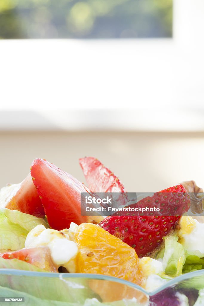Клубничный салат с мандарин грецкий орех и Домашний сыр - Стоковые фото Без людей роялти-фри