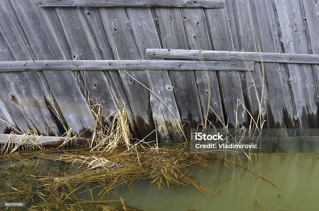 壁のフェンス水に浮かぶ - からっぽのロイヤリティフリーストックフォト