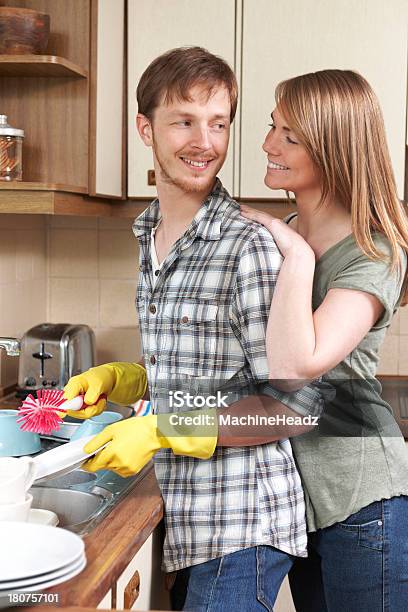 Paar Waschen Geschirr In Der Küche Stockfoto und mehr Bilder von Abmachung - Abmachung, Das Leben zu Hause, Erwachsene Person
