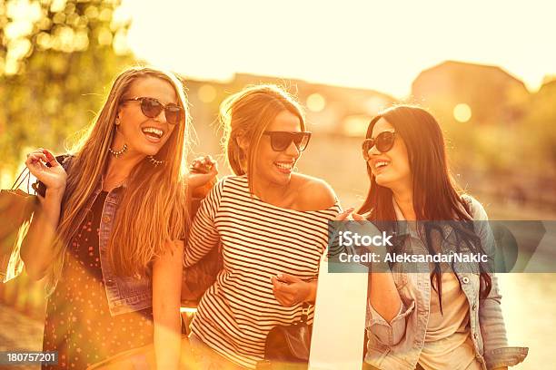 Lächelnd Freunde Shopping Stockfoto und mehr Bilder von 20-24 Jahre - 20-24 Jahre, 25-29 Jahre, Drei Personen