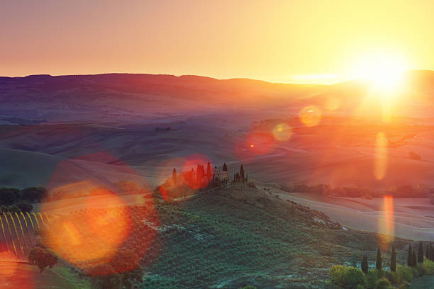 farm de toscana - house landscaped beauty in nature horizon over land fotografías e imágenes de stock