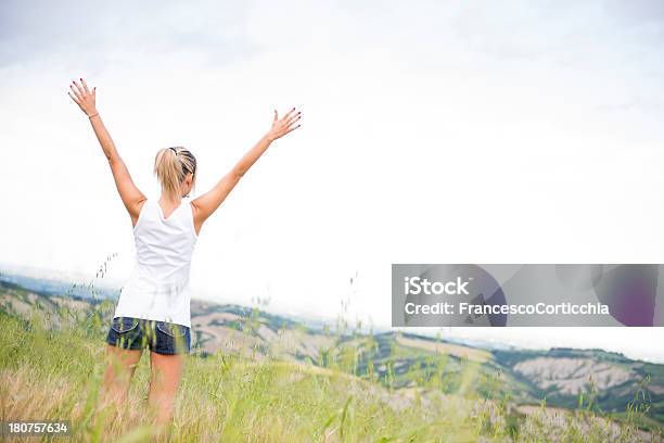 Junge Italienische Frau Auf Die Berge Stockfoto und mehr Bilder von Freude - Freude, Aktiver Lebensstil, Anhöhe