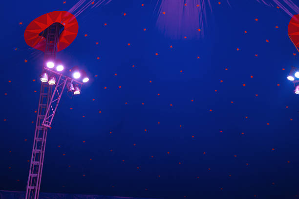 luzes do palco com tenda de circo - circus tent fotos - fotografias e filmes do acervo