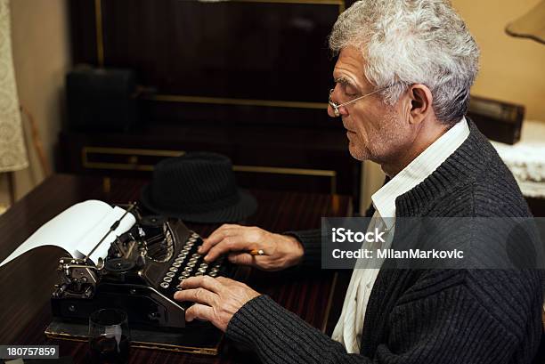 Retro Hombre Senior Escritor Foto de stock y más banco de imágenes de Máquina de escribir - Máquina de escribir, 1960-1969, 1970-1979