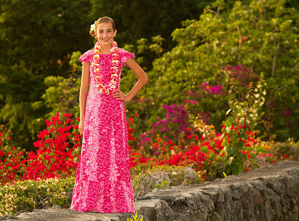beaut�é d'hawaï - vertical single flower women teenager photos et images de collection