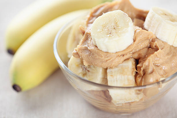 mattino presto, prima colazione salutare - banana portion chopped fruit foto e immagini stock