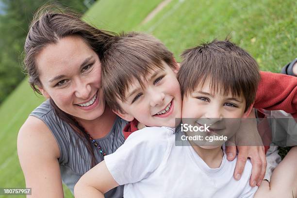 Famiglia Felice - Fotografie stock e altre immagini di 35-39 anni - 35-39 anni, 6-7 anni, 8-9 anni