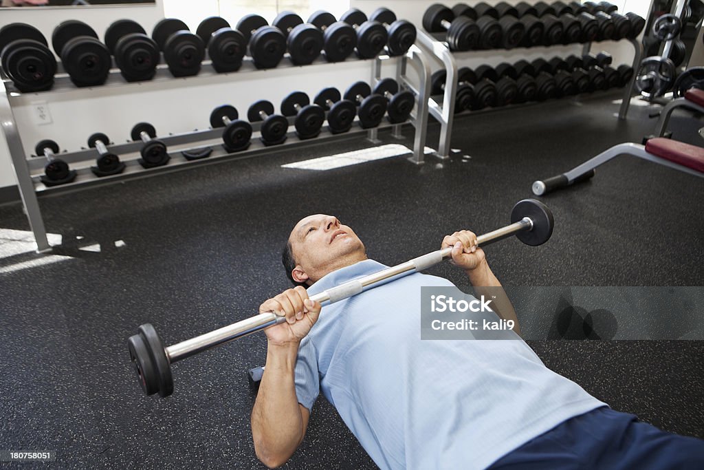 Senior uomo ispanica al centro fitness - Foto stock royalty-free di 60-69 anni