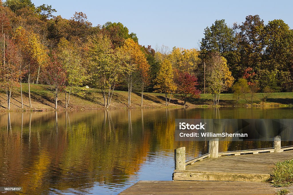 Outono Lago Doca de madeira, e - Royalty-free Amarelo Foto de stock