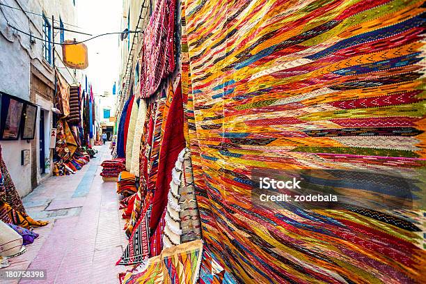 Negozio Di Tappeti Colorati In Un Mercato Il Suk Del Marocco - Fotografie stock e altre immagini di Marrakesh