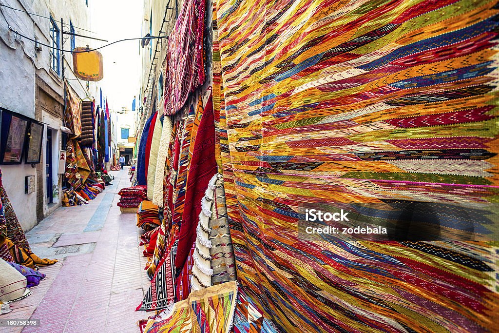 Loja de tapetes coloridos no mercado do mercado, Marrocos - Foto de stock de Marrakech royalty-free