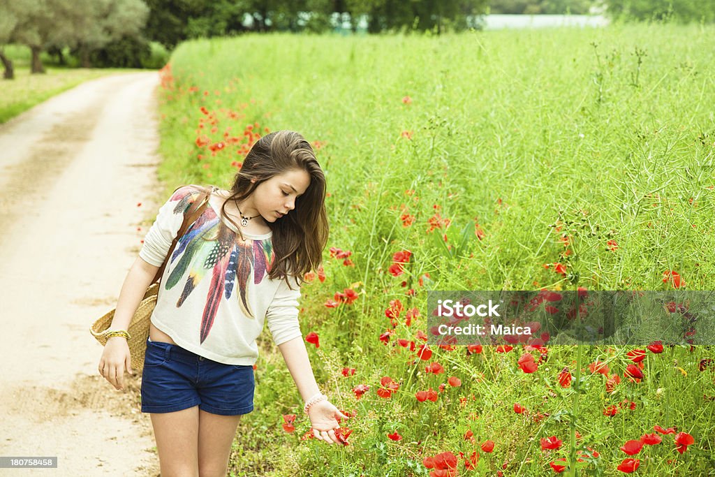 Bambina camminare un Sentiero di campagna - Foto stock royalty-free di 12-13 anni