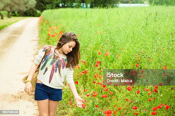 Bambina Camminare Un Sentiero Di Campagna - Fotografie stock e altre immagini di 12-13 anni - 12-13 anni, Abbigliamento casual, Adolescente