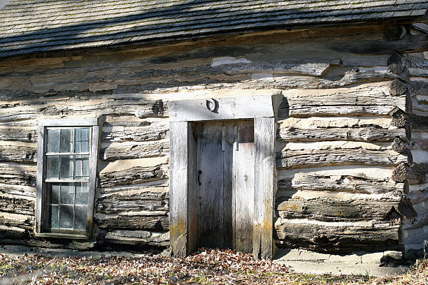 istock Historic log cabin with horseshoe over door. 180758470