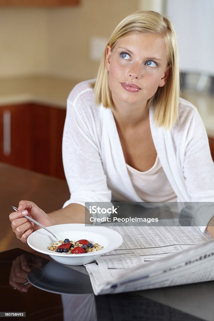 Vous vous demandez ce que la journée va vous réserver - Photo de Cheveux blonds libre de droits