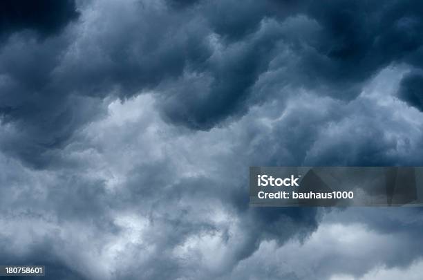 Wolken Stockfoto und mehr Bilder von Bedeckter Himmel - Bedeckter Himmel, Bildhintergrund, Dramatischer Himmel