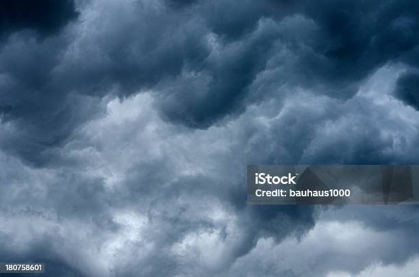 Nubes De Tormenta Foto de stock y más banco de imágenes de Aire libre - Aire libre, Cielo dramático, Color - Tipo de imagen