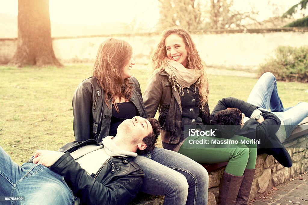 Grupo de amigos, relaxar no parque - Royalty-free Adolescente Foto de stock