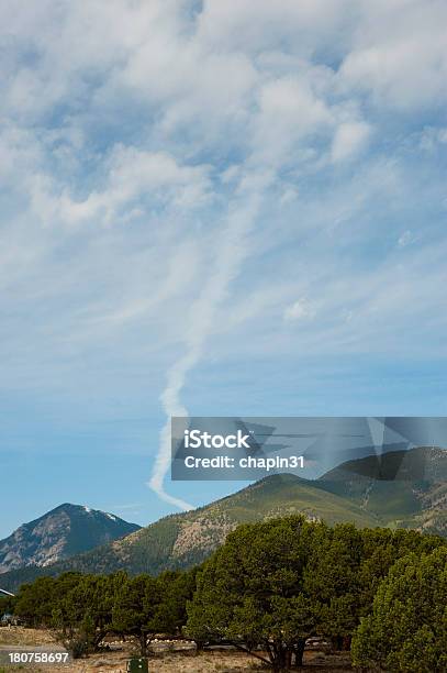 Aeroplano Contrail - Fotografie stock e altre immagini di Aeroplano - Aeroplano, Albero, Ambientazione esterna