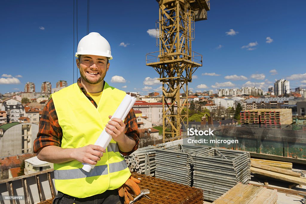 Positivo trabajador de la construcción - Foto de stock de Casco - Herramientas profesionales libre de derechos